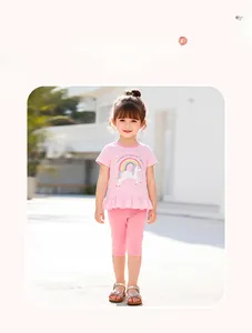 Détail d'un ensemble d'été rose pour fille avec imprimé licorne arc-en-ciel et ourlet volanté