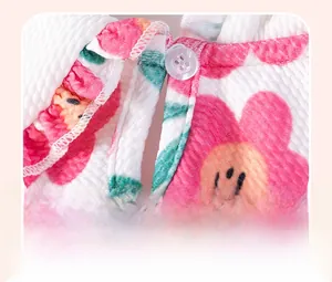 Dettaglio retro del vestito neonata in tessuto nido d'ape con stampa floreale