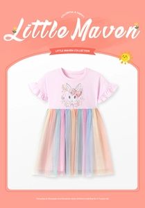 Détail de robe fille à manches courtes avec jupe en tulle arc-en-ciel et lapin mignon