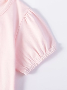 Abito in rete rosa per bambine con maniche a sbuffo e design plissettato dettagliato