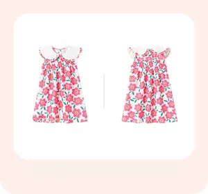 Dettaglio dell'abito estivo a fiori per bambina con smock elastico e colletto bianco