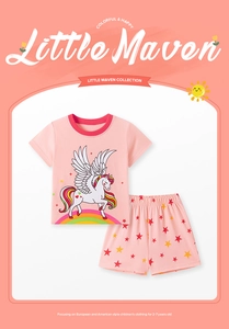 Détail de l'ensemble pyjama rose pour filles avec motif licorne et short à étoiles