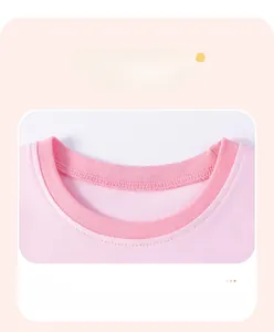 Détail du t-shirt rose en coton présentant un col rond côtelé durable et des coutures