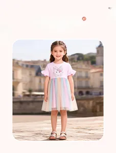 Détail du haut en coton rose avec lapin et jupe en tulle arc-en-ciel pour fille