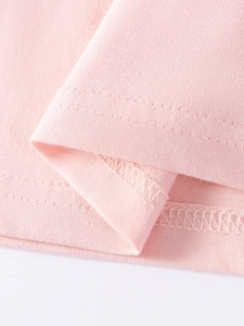 Rosa gestricktes Baumwollkleid für Mädchen mit hochwertigen Details am Saum und Nähten