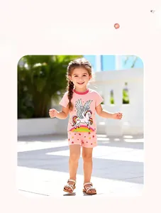 Photo mannequin extérieur d'un ensemble d'été rose pour fille avec licorne et short