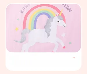 Gros plan détaillé du tissu en coton rose avec imprimé licorne et arc-en-ciel mignon