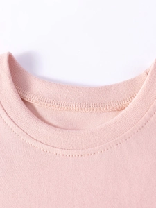 Robe en tricot rose pour filles avec encolure ronde et finitions de couture précises