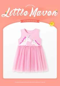 Détail de la robe rose en coton avec jupe en tulle et motif licorne pour filles de 2 à 7 ans
