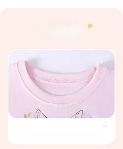 Détail du col rond avec coutures renforcées sur la robe rose pour fille
