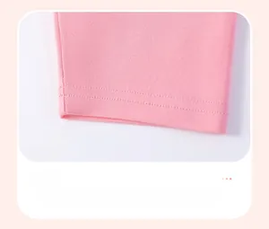 Détail de l'ourlet à double couture et du tissu en coton doux sur un short rose pour enfant