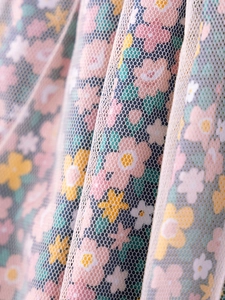 Robe d'été pour fillettes avec tulle blanc délicat et motifs floraux multicouches colorés
