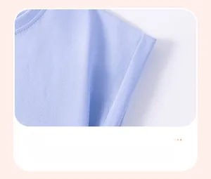 Dettaglio del polsino con cucitura piatta su un top in maglia viola chiaro da bambina