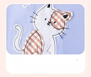 Dettaglio del ricamo a gatto sul set estivo in maglia viola per bambine e ragazze