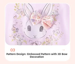 Détail d'une robe rose en coton avec imprimé lapin violet et nœud 3D en tulle doux