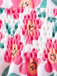 Abito estivo da bambina con stampa floreale vivace e dettagli elastici a punto smock