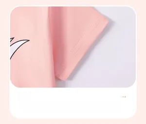Gros plan sur la manche d'un t-shirt en coton rose avec couture robuste à double aiguille