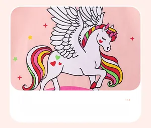 Gros plan sur l'imprimé licorne et l'impression caoutchouc sur tenue rose pour filles