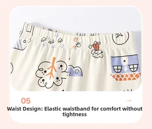 Dettaglio dei pantaloni da bambina con vita elastica e simpatiche stampe cartoon