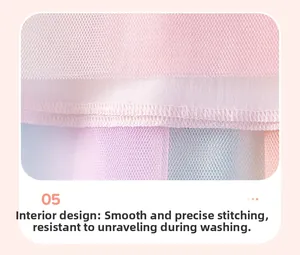 Détail de la doublure rose et des coutures lisses sur cette robe princesse en tulle