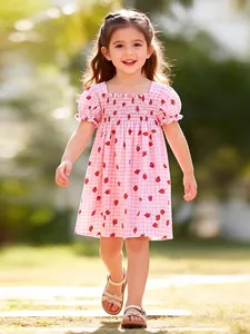 Robe en Coton pour Fille avec Imprimé Fraise et Vichy Rose Smockée Col Carré Manches Bouffantes Été Robe Trapèze Bébé