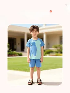 Tenue d'été pour garçon avec t-shirt à motif éléphant bleu et short foncé en extérieur