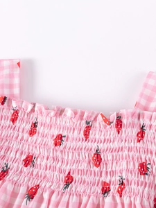 Robe rose à carreaux pour fille avec imprimé fraises et détails smockés élastiques