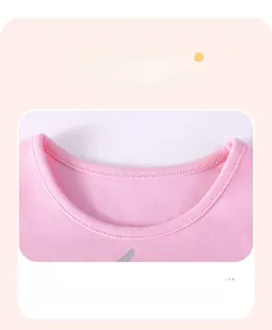 Vue détaillée du col rond sur une robe en maille rose avec des coutures de qualité