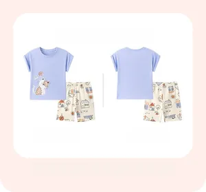 Dettaglio fronte e retro del set estivo da bambina blu con pantaloncini a motivi
