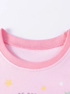 Haut rose pour enfants avec imprimé étoiles et détails de paillettes