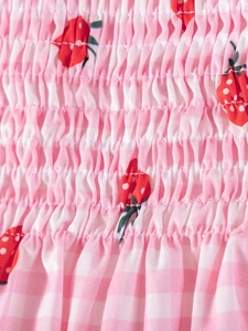 Robe vichy rose pour filles avec imprimé fraises rouges et détails smockés élastiques