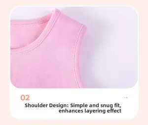 Détail de la robe rose en coton pour filles montrant les coutures de l'épaule et la finition
