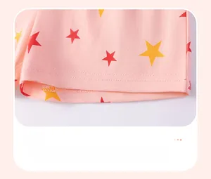 Détail du short rose pour enfant avec motif étoiles et coutures doubles finitions de qualité