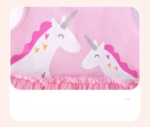Détail de robe rose avec imprimé licorne, cœurs colorés et dentelle en tulle délicat
