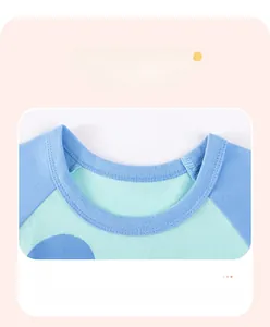 Détail du t-shirt d'été pour garçons avec manches raglan et col rond en maille côtelée