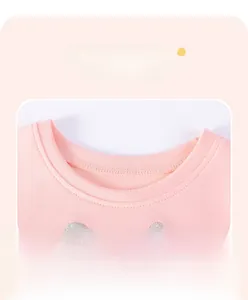 Detail eines rosa Baumwollkleides mit strapazierfähigem Rundhalsausschnitt und verstärkter Naht