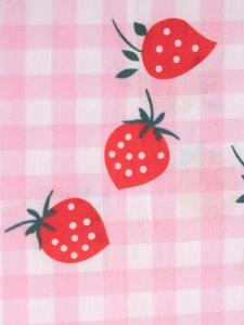 Robe fille vichy rose avec motif de fraises, vue détaillée du tissu en coton de qualité