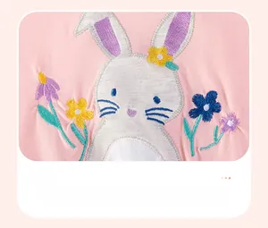 Detail aus rosa Baumwollstoff mit niedlichem grauem Hasen und Blumen-Applikationsstickerei