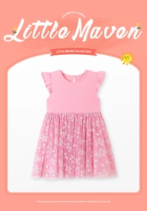 Détail de la robe rose en tulle pour filles avec imprimé floral et manches à volants