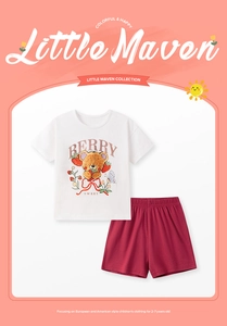 Détail d'un t-shirt blanc en coton avec imprimé ours et d'un short bordeaux