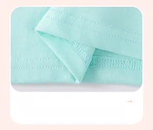 Détail de l'ourlet en coton tricoté vert menthe avec couture renforcée à double aiguille