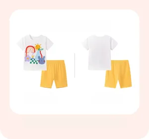 Vista frontal y trasera del conjunto de camiseta blanca y pantalón corto amarillo