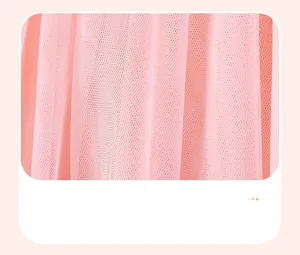 Detailaufnahme von rosa Falten-Tüllstoff mit feinem Netzgewebe und vertikaler Textur