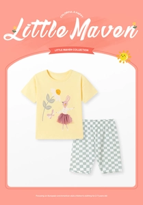 Detalle de camiseta amarilla para niña con diseño de conejo y pantalones de cuadros