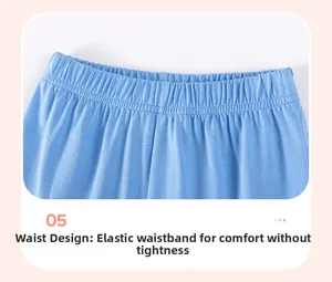 Détail de la taille élastique bleu ciel sur un pantalon pour garçon confortable et doux