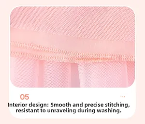Detail der zarten Innenfutter-Nähte eines rosa Tüllkleides für kleine Mädchen