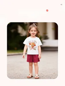 Détail du t-shirt blanc en coton avec motif d'ours et short rouge pour enfants