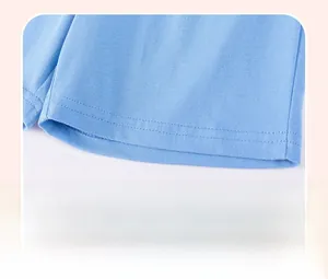 Détail macro du short en maille de coton bleu clair avec ourlet à double surpiqûre