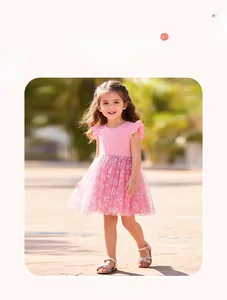 Détail de la jupe en tulle rose à fleurs avec volants au design princesse pour filles
