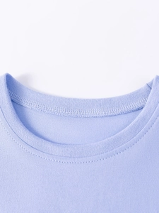 T-shirt in cotone color lavanda con girocollo a costine di qualità e trama in maglia